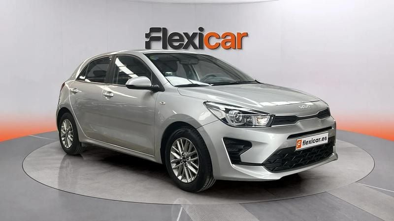Usado Kia Rio 101 CV (74 kW) 2022 Gris Berlina