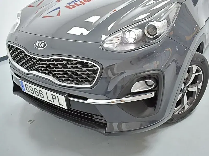 Usado Kia Sportage Plus 136 CV (100 kW) 2021 Gris / plata SUV