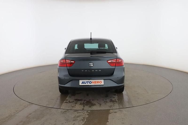 Usado Seat Toledo XCELLENCE 110 CV (80 kW) 2018 Gris Berlina