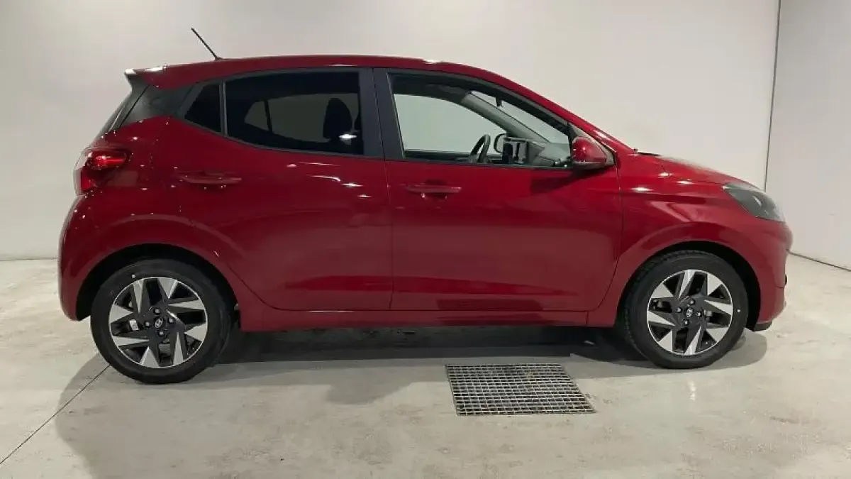 Usado Hyundai i10 63 CV (46 kW) 2025 Granate Utilitario
