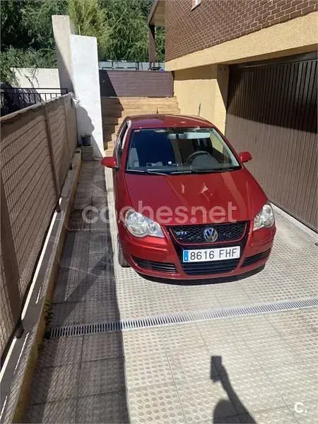 Usado VW Polo Advance 70 CV (51 kW) 2006 Granate Utilitario