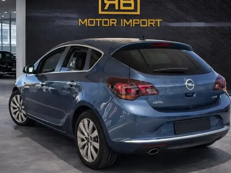 Usado Opel Astra Excellence 165 CV (121 kW) 2014 Azul Berlina