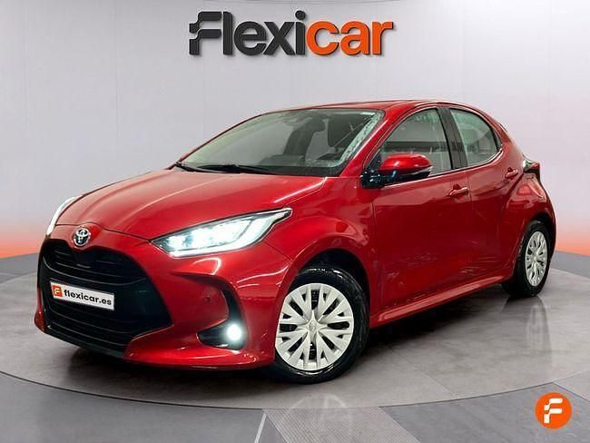 Usado Toyota Yaris Hybrid Active 116 CV (85 kW) 2023 Rojo Berlina
