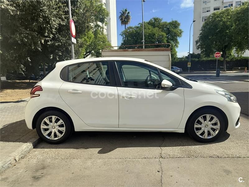 Blanco Usado 2018 Peugeot 208 Active Utilitario | 7300 € (Buen precio) - Imagen 1/4