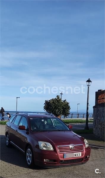 Usado Toyota Avensis Sol 129 CV (94 kW) 2003 Rojo Familiar