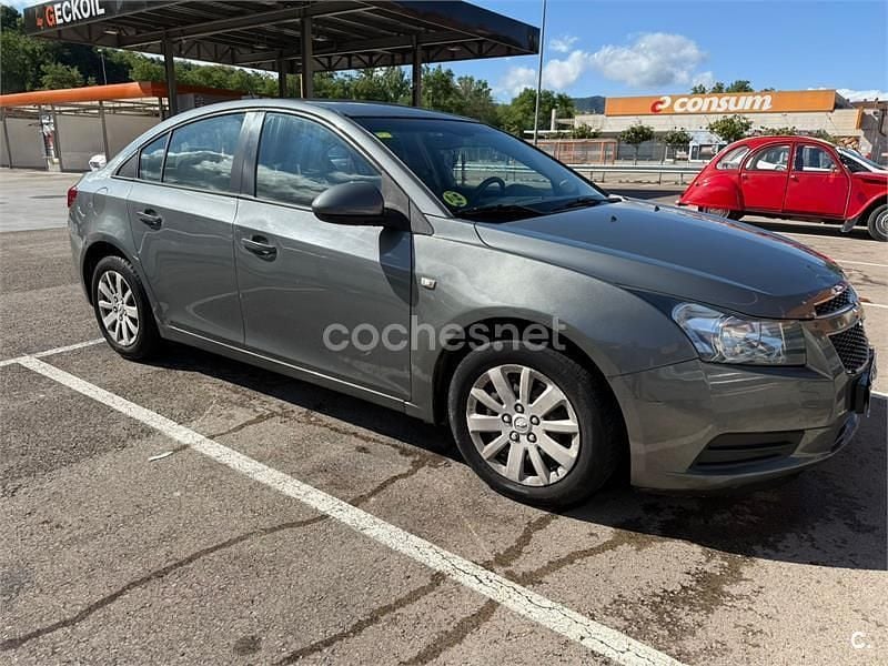 Usado Chevrolet Cruze LS 125 CV (91 kW) 2010 Gris / plata Berlina