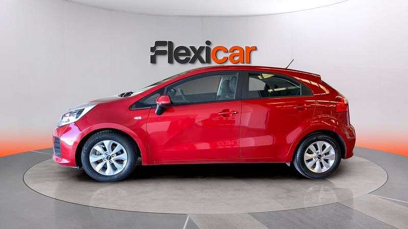 Usado Kia Rio 84 CV (61 kW) 2017 Rojo Berlina