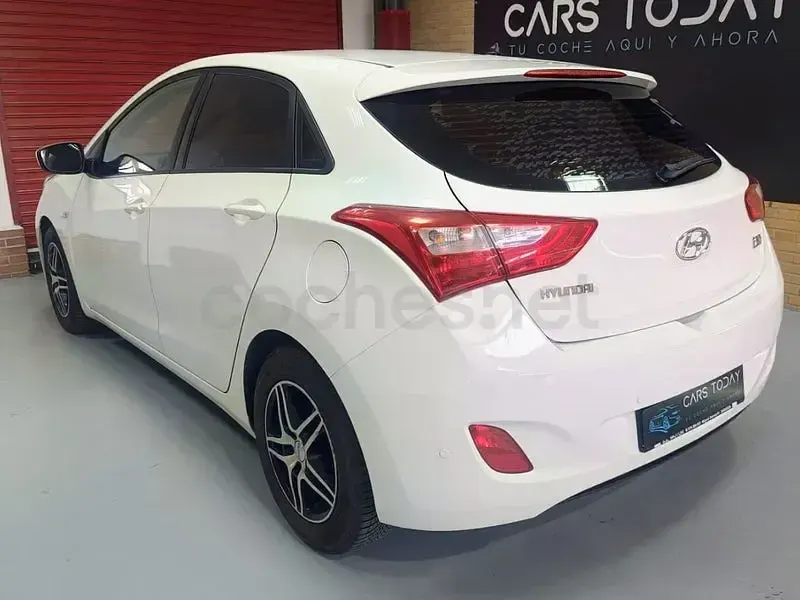 Usado Hyundai i30 100 CV (73 kW) 2014 Blanco Berlina