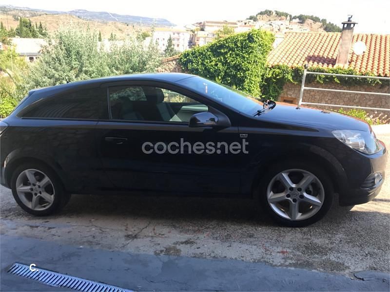 Usado Opel Astra GTC Sport 110 CV (80 kW) 2009 Negro Berlina