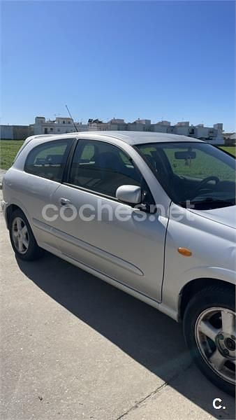 Usado Nissan Almera Comfort 90 CV (66 kW) 2001 Gris / plata Berlina