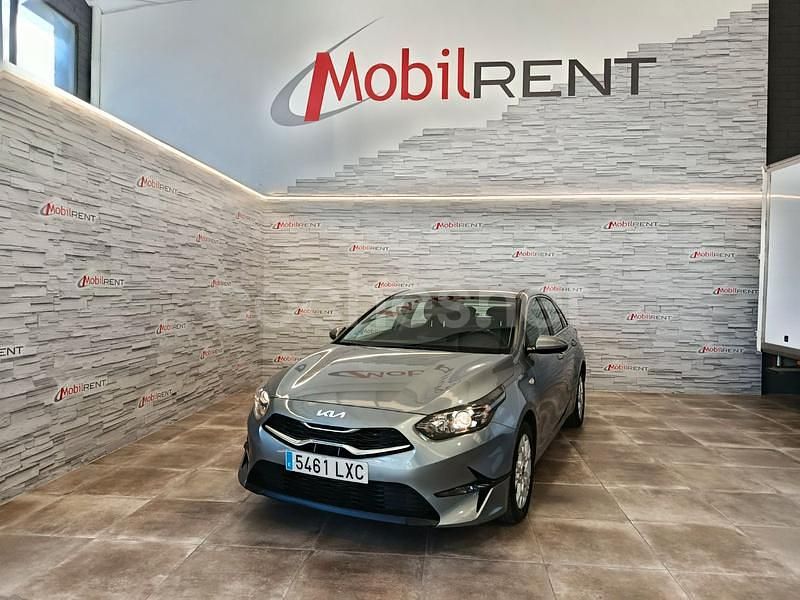 Gris / plata Usado 2022 Kia Ceed Berlina | 15.900 € (Un poco caro) - Imagen 1/4