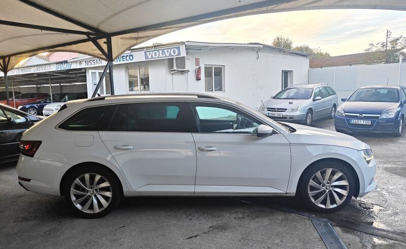 Usado Skoda Superb Ambition 190 CV (139 kW) 2016 Blanco Familiar