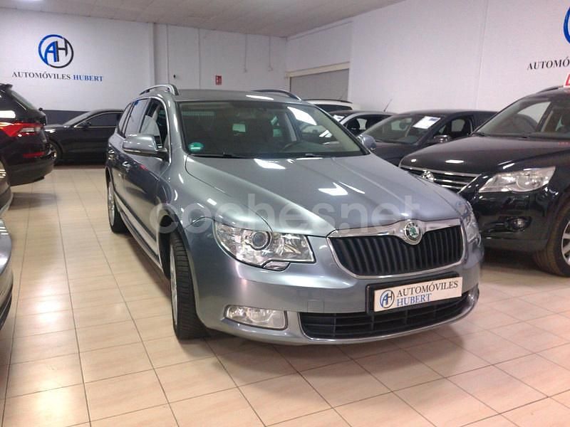 Usado Skoda Superb Exclusive 160 CV (117 kW) 2013 Gris / plata Familiar