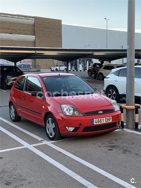 Rojo Usado 2005 Ford Fiesta Coupe | 2000 € (Precio justo) - Imagen 1/4
