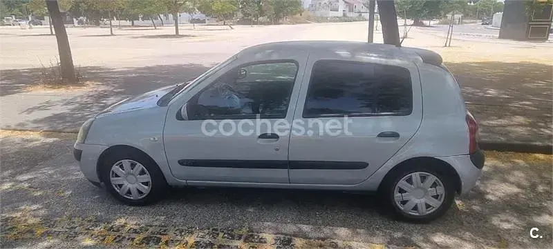 Usado Renault Clio II 80 CV (58 kW) 2004 Gris / plata Berlina