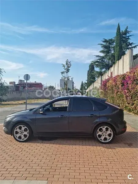 Usado Ford Focus Titanium 145 CV (106 kW) 2010 Gris / plata Berlina