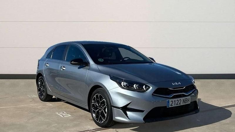 Usado Kia Ceed Style 101 CV (74 kW) 2025 Plateado Utilitario