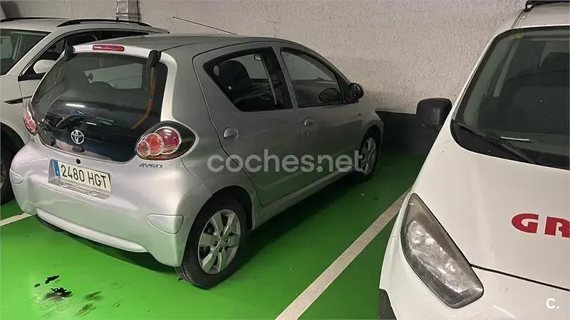Usado Toyota Aygo Connect Style 68 CV (50 kW) 2011 Gris / plata Utilitario