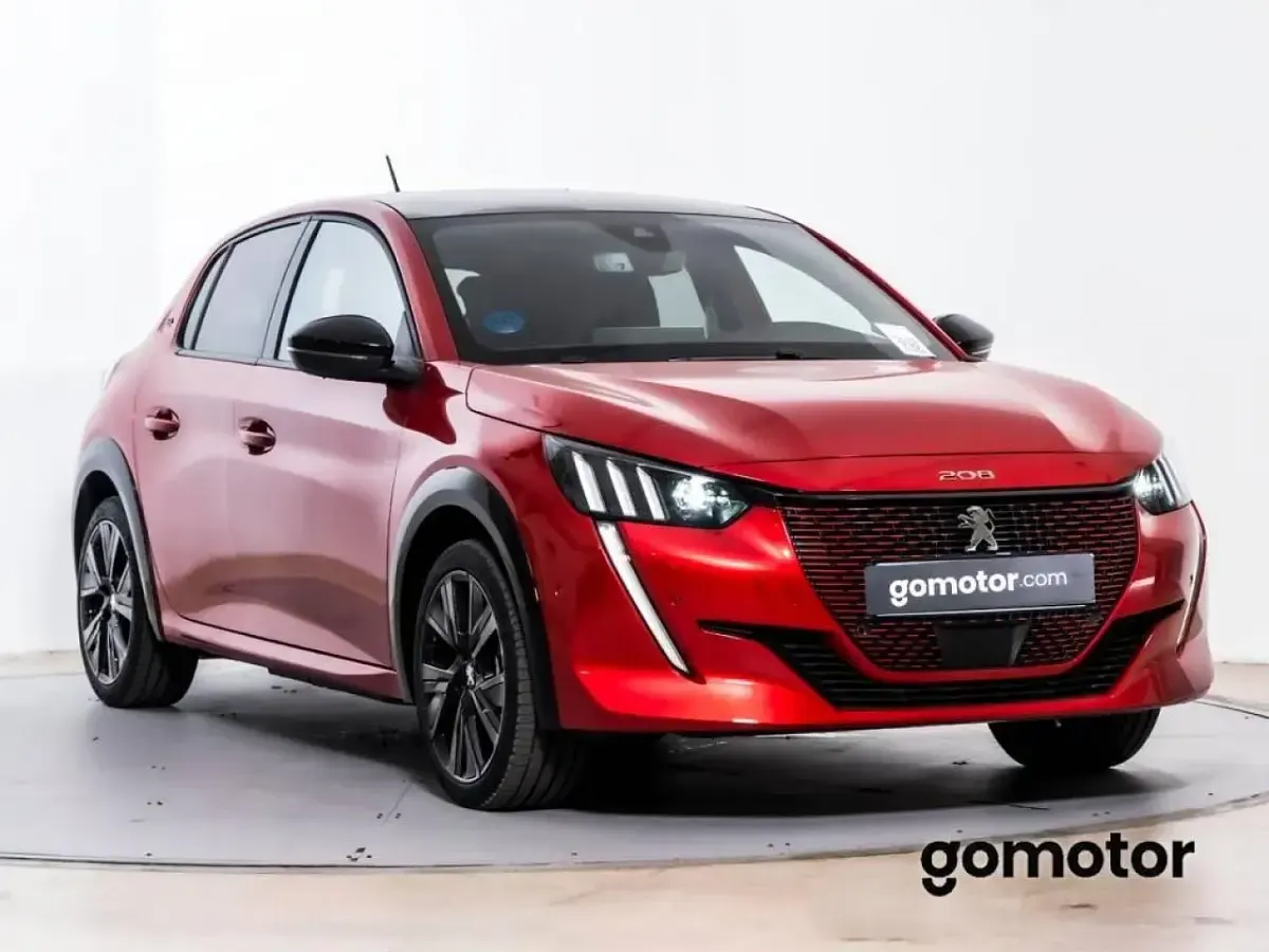 Usado Peugeot e-208 GT 114 kW (156 CV) 2023 Rojo Utilitario