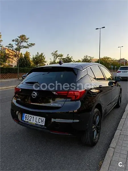 Usado Opel Astra 110 CV (80 kW) 2019 Negro Berlina
