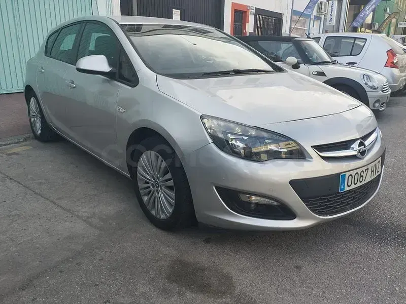 Usado Opel Astra Selective 116 CV (85 kW) 2014 Gris / plata Berlina