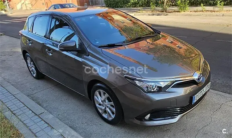 Usado Toyota Auris Hybrid 136 CV (100 kW) 2016 Gris / plata Berlina