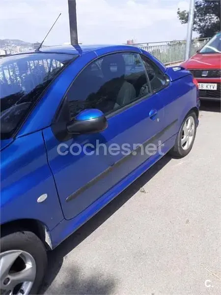 Usado Peugeot 206 110 CV (80 kW) 2001 Azul Descapotable