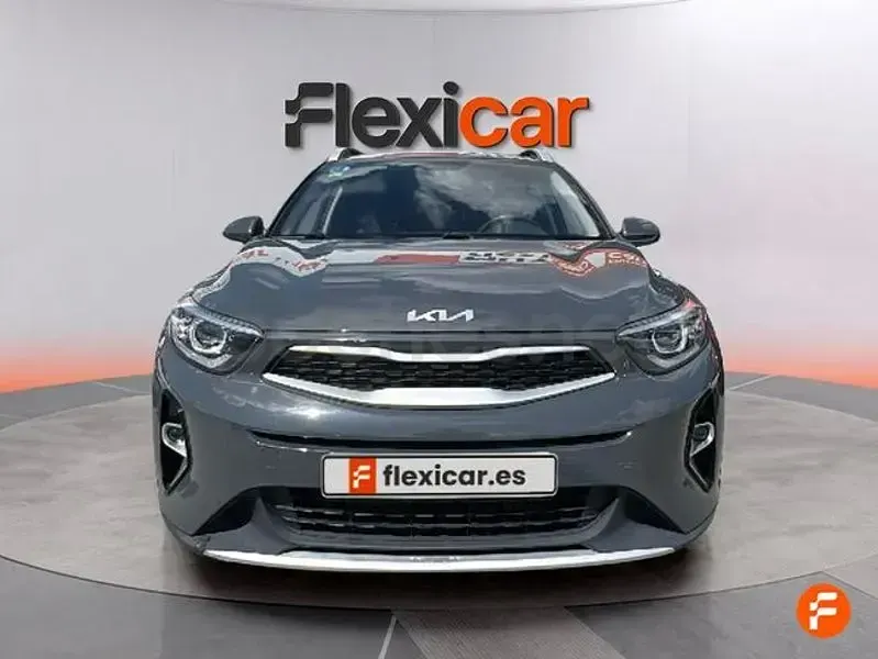 Usado Kia Stonic 100 CV (73 kW) 2021 Gris / plata SUV