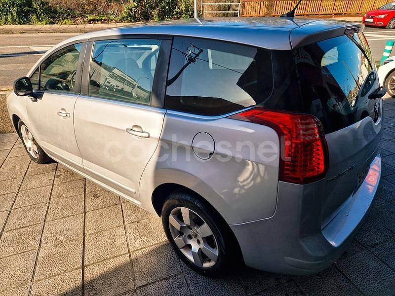 Usado Peugeot 5008 Active 112 CV (82 kW) 2011 Gris / plata Monovolumen