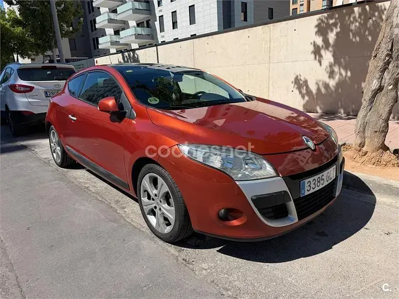 Usado Renault Mégane III Dynamique 105 CV (77 kW) 2009 Naranja Berlina