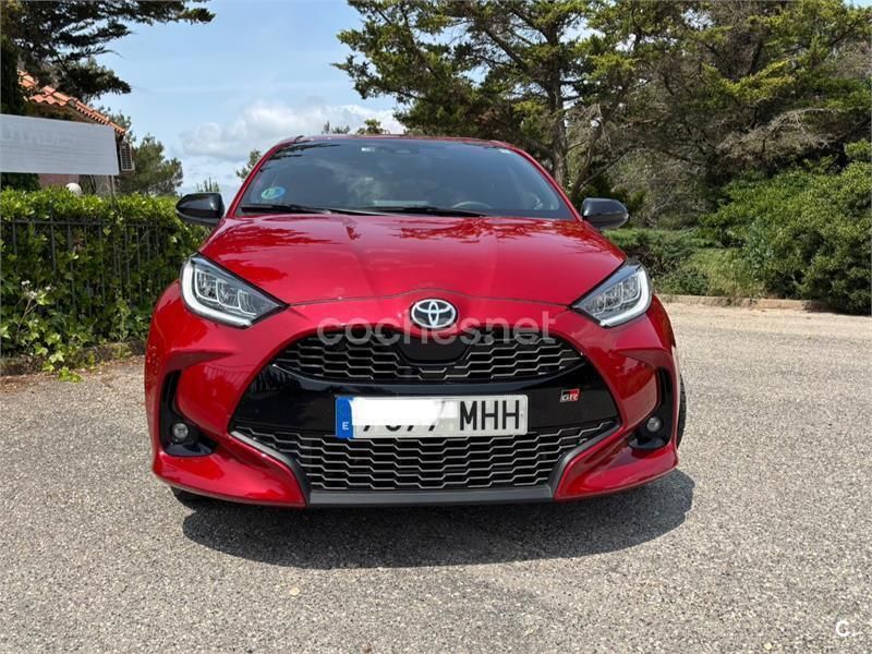 Granate Usado 2023 Toyota Yaris Hybrid Plus Berlina | 22.500 € (Precio justo) - Imagen 1/4
