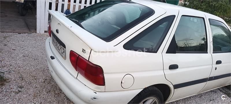 Blanco Usado 1999 Ford Escort Berlina | 1500 € - Imagen 1/4