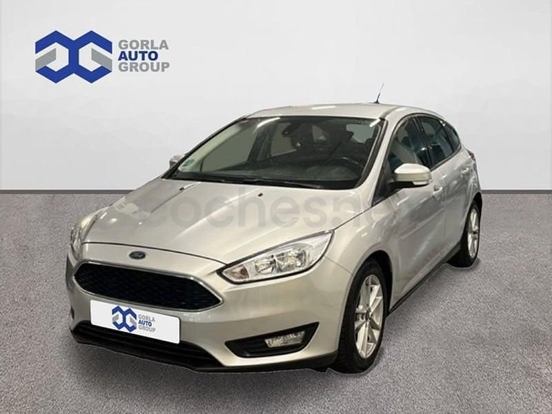 Usado Ford Focus Trend 125 CV (91 kW) 2017 Gris / plata Berlina