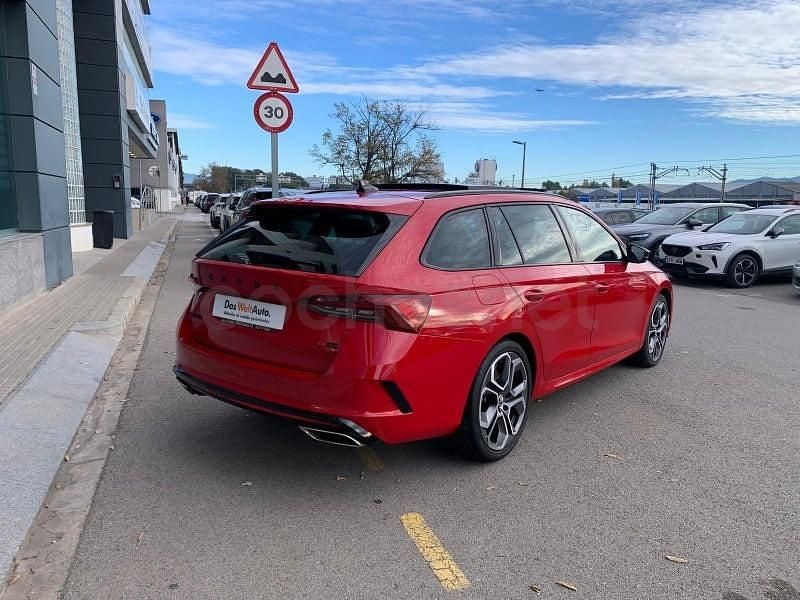 Usado Skoda Octavia RS 245 CV (180 kW) 2022 Rojo Familiar