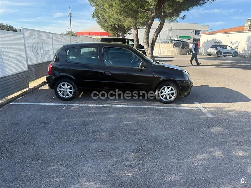 Usado Renault Clio II Authentique 60 CV (44 kW) 2005 Negro Berlina