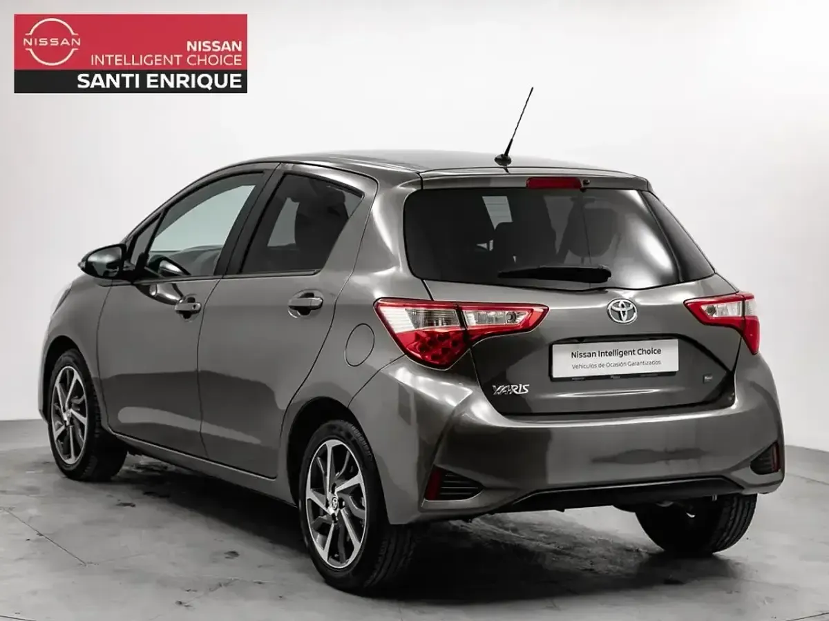 Usado Toyota Yaris Hybrid Active 100 CV (73 kW) 2019 Gris Utilitario