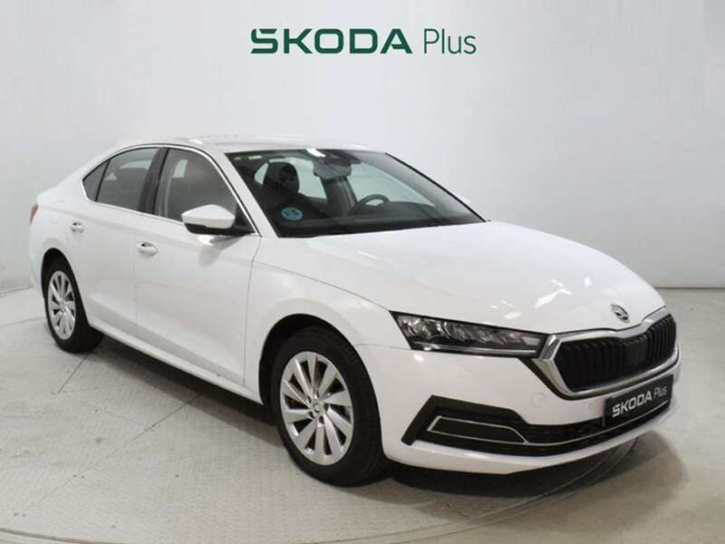Blanco Usado 2024 Skoda Octavia Ambition Berlina | 25.800 € (Precio justo) - Imagen 1/4