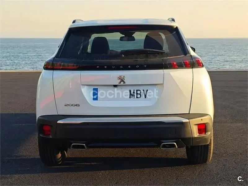Usado Peugeot 2008 Allure 130 CV (95 kW) 2022 Blanco SUV