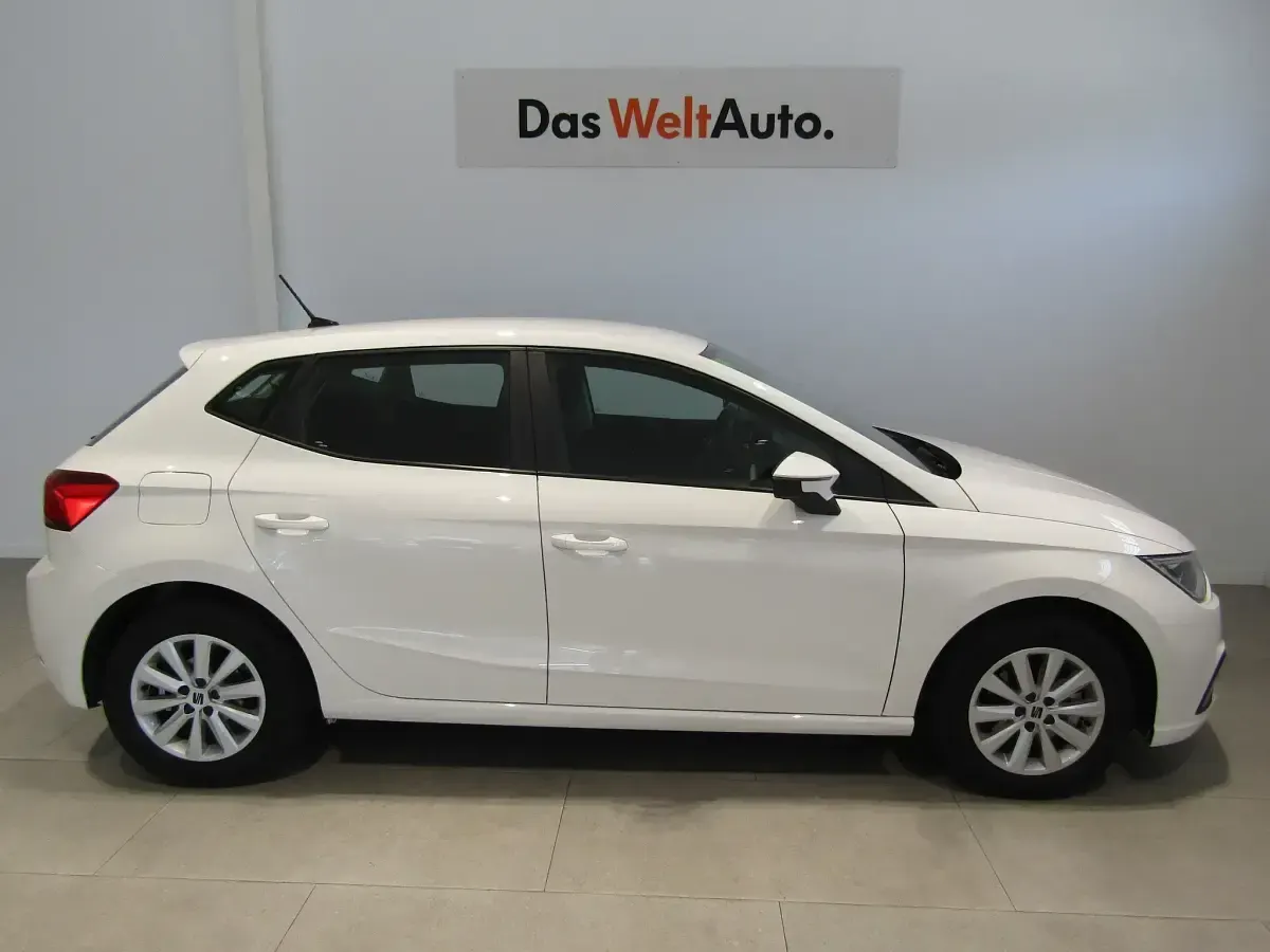 Usado Seat Ibiza Style Plus 110 CV (80 kW) 2022 Blanco Utilitario