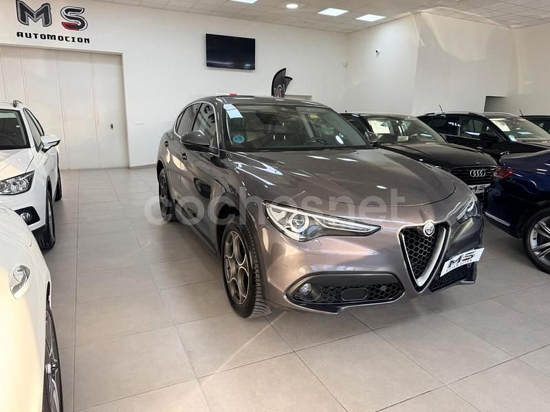 Usado Alfa Romeo Stelvio Super 210 CV (154 kW) 2017 Gris / plata SUV