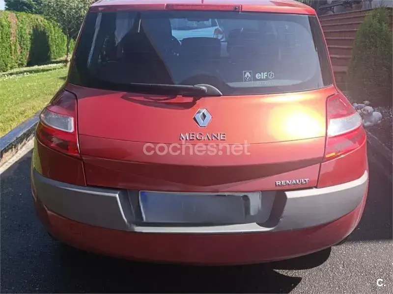 Usado Renault Mégane Authentique 105 CV (77 kW) 2006 Rojo Berlina