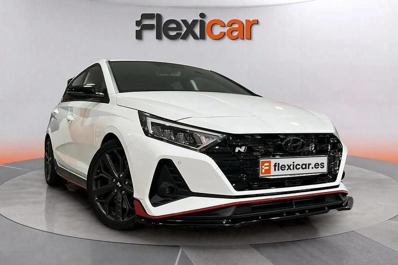 Blanco Usado 2023 Hyundai i20 Berlina | 26.390 € (Precio justo) - Imagen 1/4