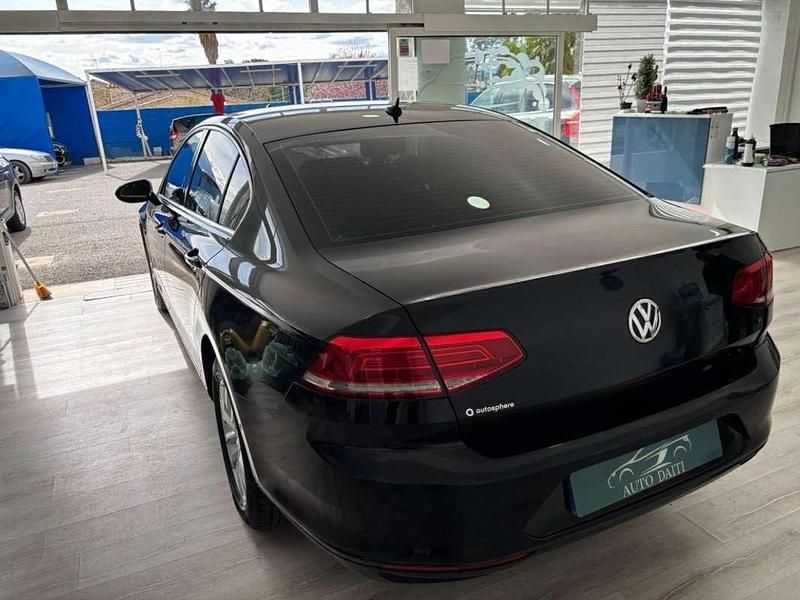 Usado VW Passat Advance 120 CV (88 kW) 2018 Negro Berlina
