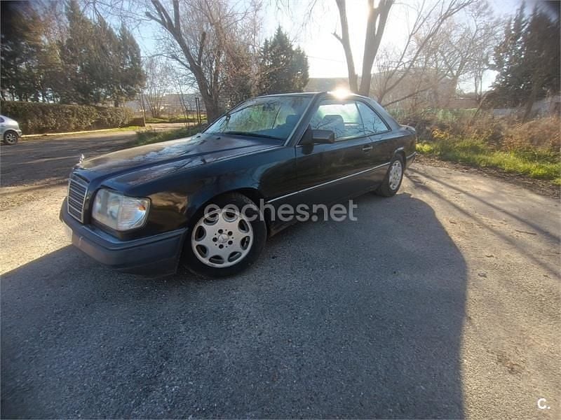 Usado Mercedes E220 150 CV (110 kW) 1994 Negro Coupe
