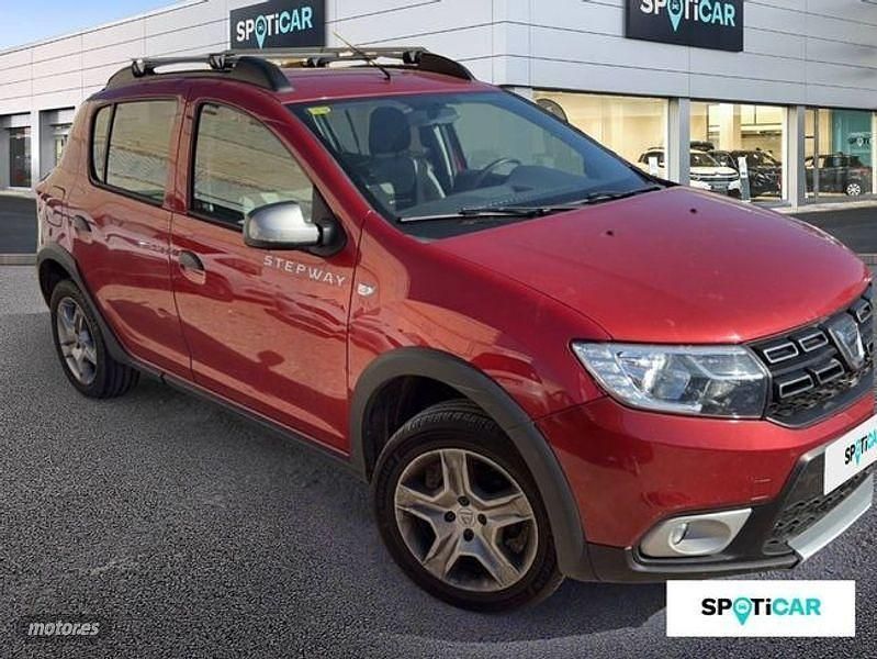 Usado Dacia Sandero Essentiel 65 CV (47 kW) 2018 Rojo Berlina