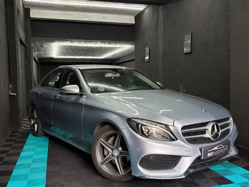 Usado Mercedes C220 AMG line 170 CV (125 kW) 2016 Gris / plata Berlina