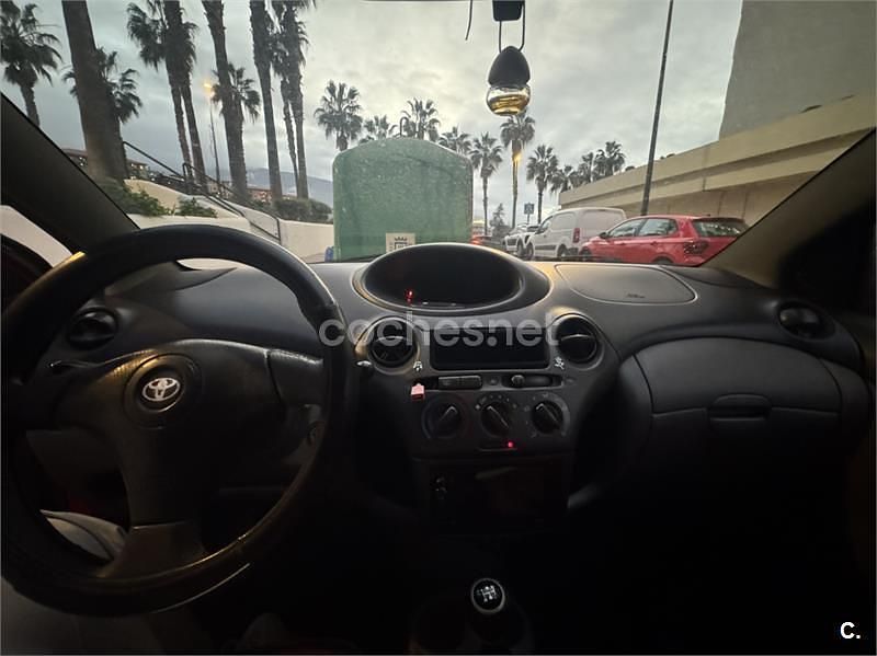 Usado Toyota Yaris Sol 86 CV (63 kW) 2000 Rojo Berlina