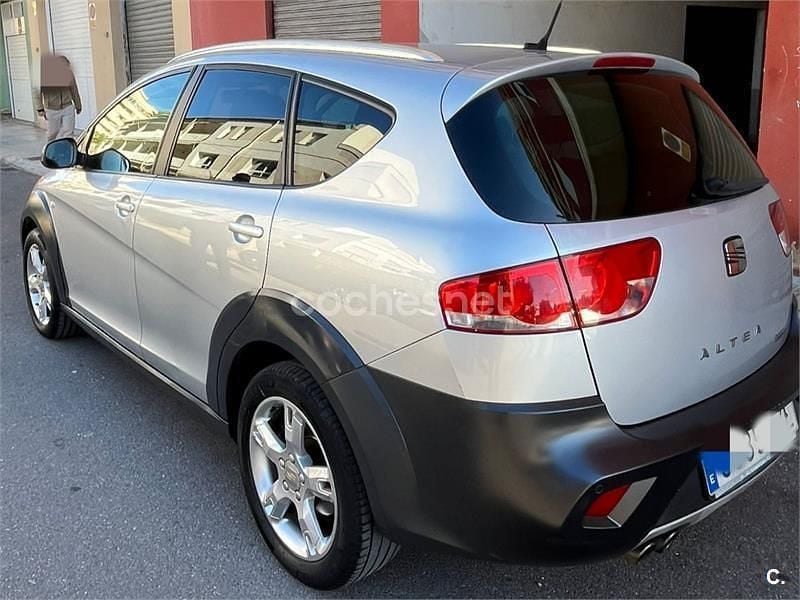Usado Seat Altea 140 CV (102 kW) 2008 Gris / plata Monovolumen