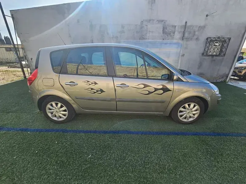 Usado Renault Scénic 130 CV (95 kW) 2007 Gris / plata Monovolumen