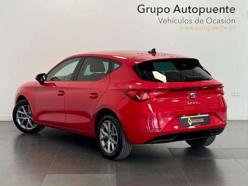 Usado Seat Leon Style 150 CV (110 kW) 2022 Rojo Berlina